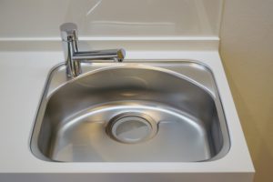 キッチンのシンクで水漏れが起きる原因と対処方法